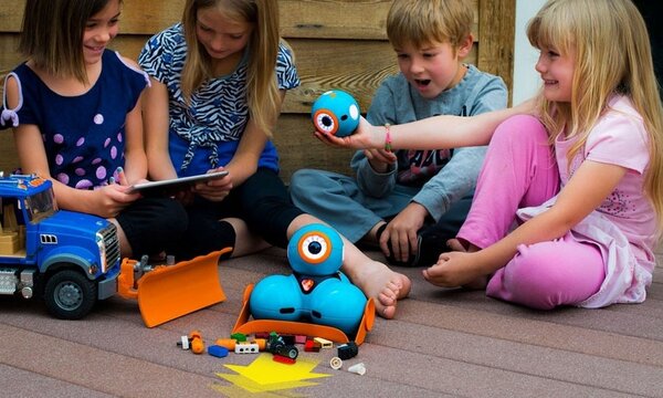 Robot lập trình Dash sẽ là cầu nối giúp các bé vui chơi với bạn bè hiệu quả
