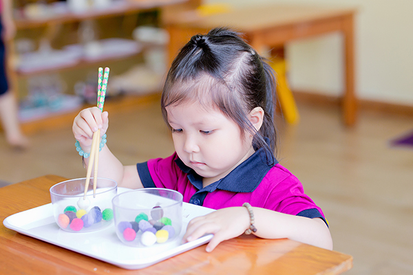Bé tự chơi đùa mà không cần sự trợ giúp của người lớn