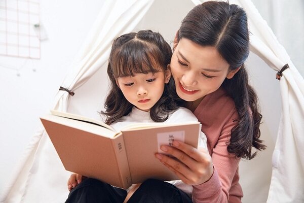 Dạy trẻ kỹ năng giao tiếp bằng cách thường xuyên đọc sách với con