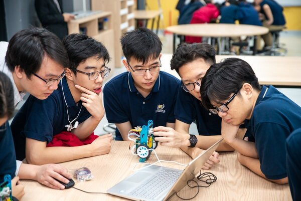 Đội ngũ STEM Việt Nam làm việc cùng robot xBot