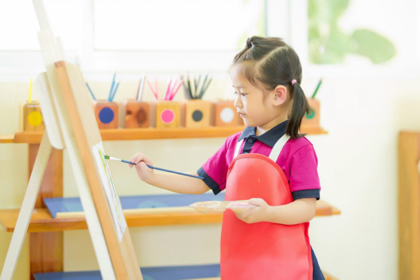 Lớp học Montessori tại nhà giúp trẻ tự do sáng tạo