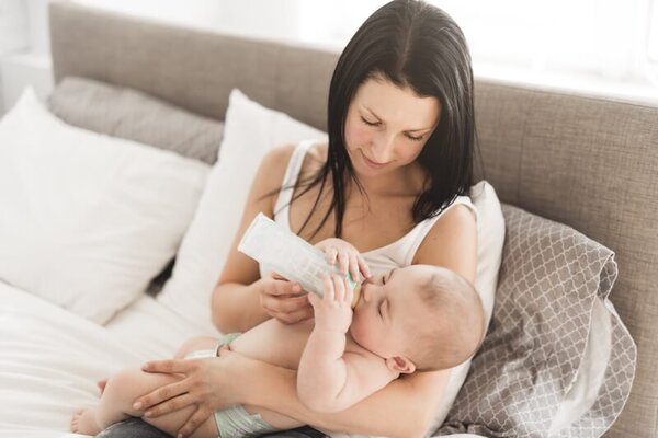 Dạy con theo phương pháp EASY: cho ăn đúng giờ