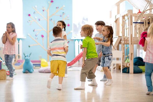 Môi trường học tập tràn năng động trong lớp học Montessori