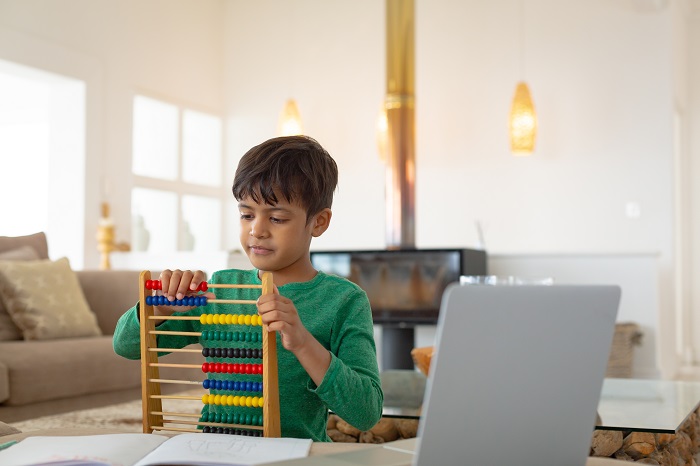 Bé học cách tính soroban qua mạng internet