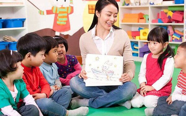 Cô giáo và học sinh trong lớp học Montessori