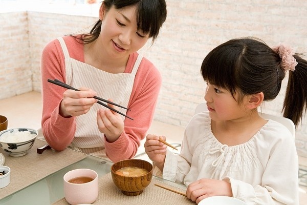 Cách cha mẹ Nhật dạy con tự lập trong bữa ăn