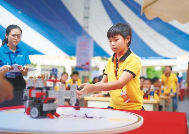 Học sinh tham gia cuộc thi về STEM Robot