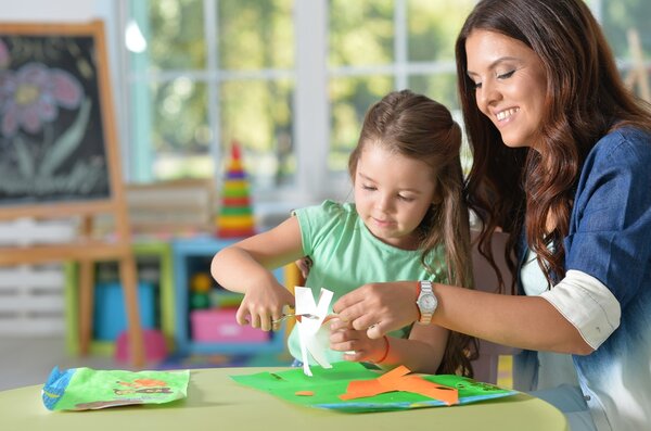 Mẹ và bé có những phút giây vui vẻ khi thực hành với đồ dùng Montessori tự làm