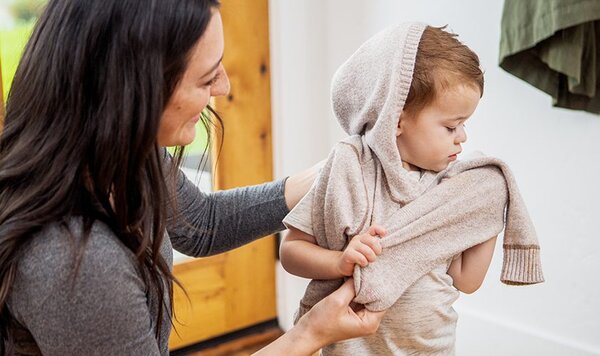 Mặc quần áo là một kỹ năng sống cho trẻ mầm non rất cần thiết 