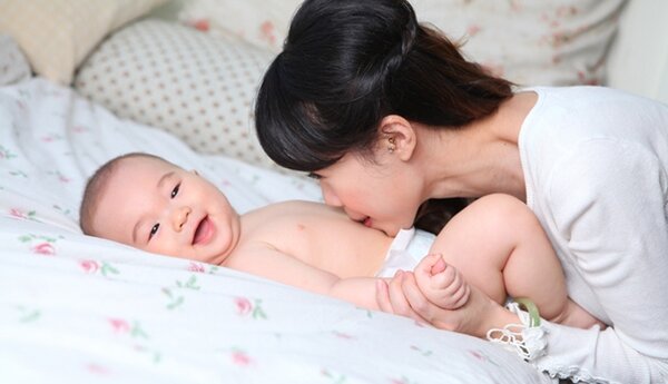 Hiểu được trẻ 4 tháng tuổi biết làm gì sẽ giúp ba mẹ có chiến lược nuôi dạy con hiệu quả