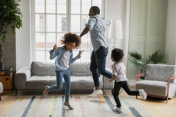 Nhảy với tôi là một trò chơi âm nhạc cho trẻ mầm non rất thú vị và vui nhộn
