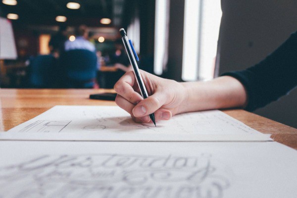 Cách cầm bút đúng bạn nên biết
