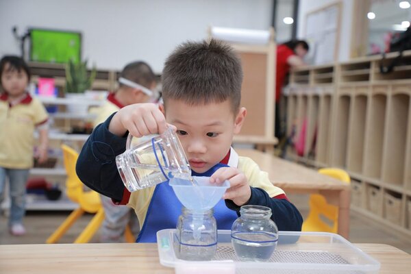 Chương trình giáo dục mầm non Montessori giúp trẻ vượt qua thời kỳ nhạy cảm