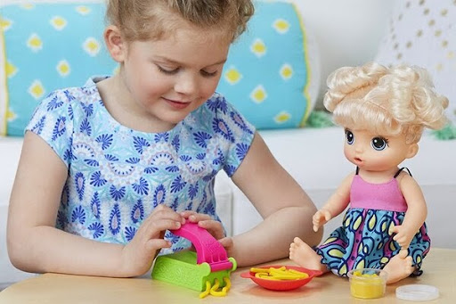 Bé gái nào cũng mong muốn có món đồ chơi Noel là búp bê