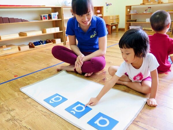Ba mẹ nên có kế hoạch giảng dạy phù hợp cho thời kỳ nhạy cảm của trẻ