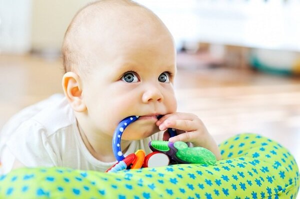 Trẻ 4 tháng tuổi biết làm gì? Ở độ tuổi này trẻ bắt đầu tò mò về mọi thứ
