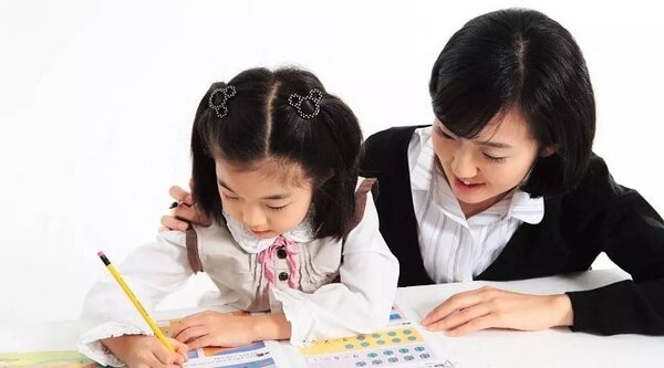 Dạy trẻ học chữ cái yêu cầu sự kiên nhẫn của ba mẹ