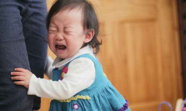 Quấy khóc là một biểu hiện khi trẻ bước vào thời kỳ khủng hoảng tuổi lên 2