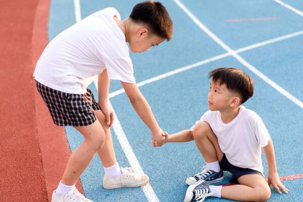 Nuôi dạy con đúng cách và biết giúp đỡ người khác