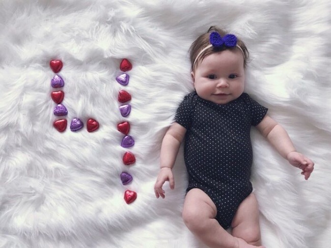 Giải đáp thắc mắc của cha mẹ: Trẻ 4 tháng tuổi biết làm gì?