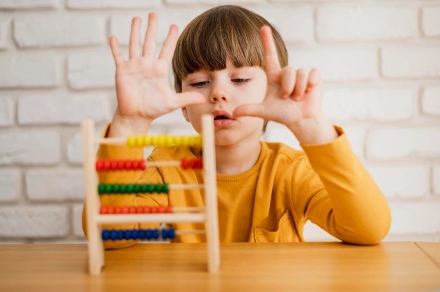Cách học toán soroban tốt nhất là luôn có người hướng dẫn, kèm cặp