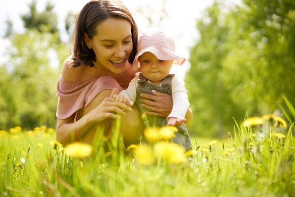 Ba mẹ có vai trò rất quan trọng trong việc hình thành thói quen của trẻ
