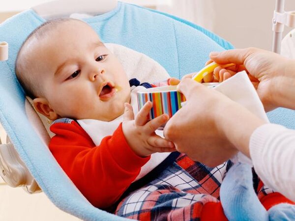 Trẻ 4 tháng tuổi biết làm gì? Trẻ có thể ăn dặm được chưa?