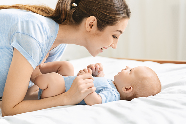 Trẻ 4 tháng tuổi biết làm gì? Ở độ tuổi này trẻ biết giao tiếp bằng tín hiệu của bản thân