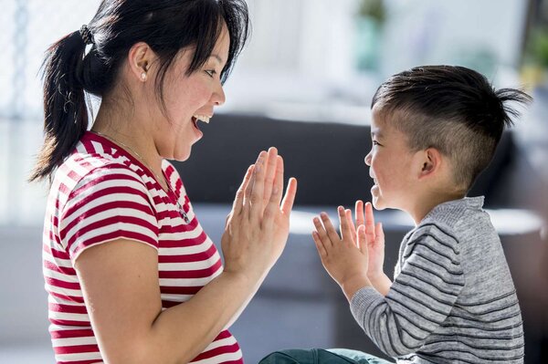 Mẹ và bé cùng hứng thú với trò chơi âm nhạc dành cho trẻ mầm non