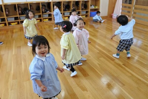Hãy khuấy động không khí bằng cách mở những bài nhạc mà bé thích cho các con nhảy theo