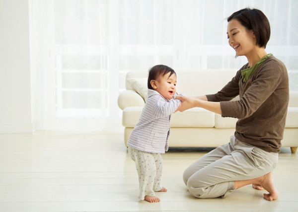 Thời kỳ nhạy cảm của trẻ để bắt đầu giai đoạn tập đi