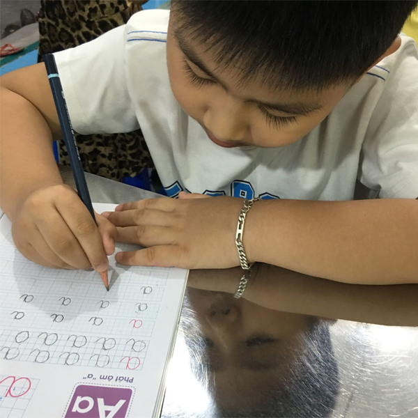 Học cách cầm bút đúng chỉ với 3 mẹo đơn giản