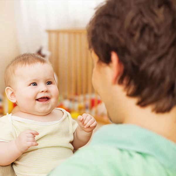 Trẻ 4 tháng tuổi biết làm gì