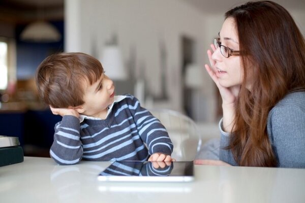 Ba mẹ hãy dành thật nhiều thời gian để dạy kỹ năng giao tiếp cho các bé nhé!