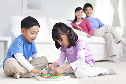Chào hỏi người lớn là một trong những điều kỹ năng đầu tiên khi ba mẹ dạy kỹ năng giao tiếp