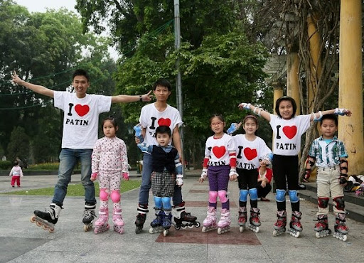 Giày patin và ván trượt là món đồ chơi vô cùng độc đáo mà ba mẹ tặng quà 1/6 cho bé