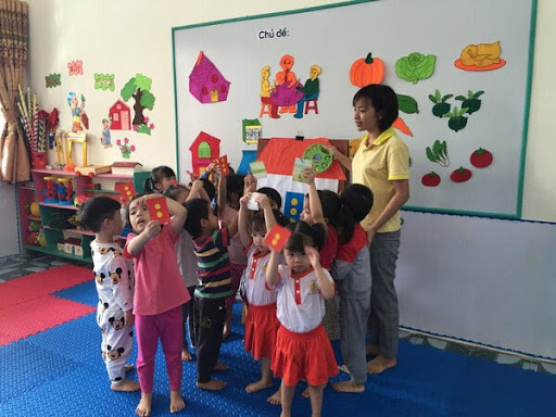Tìm người nhà là một trò chơi mầm non đơn giản, dễ chơi