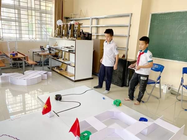Các học sinh phối hợp làm việc nhóm với nhau