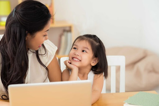 Dạy bé kỹ năng hợp tác thông qua xem các video, hình ảnh về tập thể
