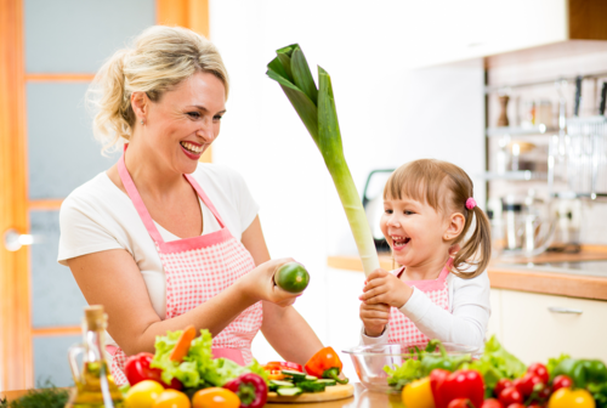 Tạo ra các hoạt động bổ ích để 2 mẹ con có cơ hội hiểu nhau hơn