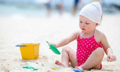 Em bé nào cũng đều rất thích nghịch cát