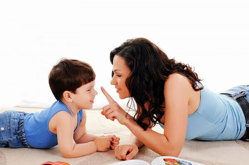 Ba mẹ hãy dành nhiều thời gian để cùng bé trò chuyện nhé!