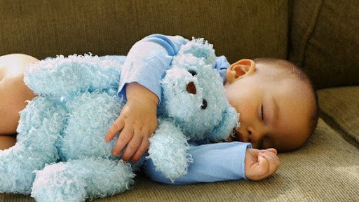 Thú nhồi bông là một món đồ chơi cho trẻ 1 tuổi được các bé rất thích