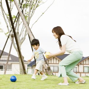 Bé lười vận động, bố mẹ cần làm gì