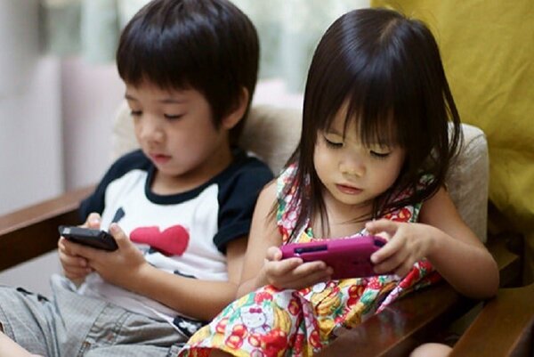 Đâu là tác hại của điện thoại đối với học sinh hiện nay?