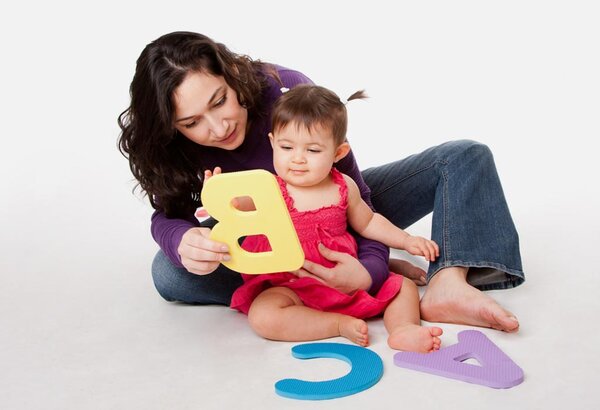 Mẹ dạy bé học bảng chữ cái
