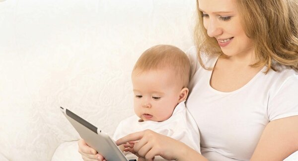 Sử dụng thiết bị điện tử là một cách tuyệt vời để dạy bé học chữ cái