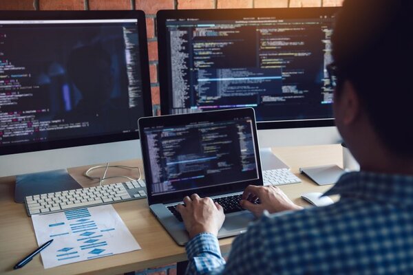 Sự khác biệt giữa một lập trình viên và một coder là gì?