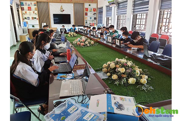 Chương trình tập huấn STEM về AI, IoT và robot tại Hòa Bình 2022