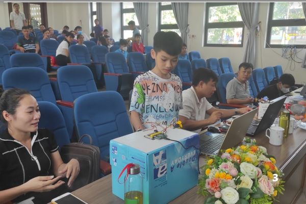 Thu hút học sinh tham gia câu lạc bộ STEM robot